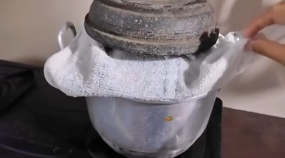 Cukup 12 menit, begini trik merebus ayam merah agar empuk pakai 2 bumbu dapur