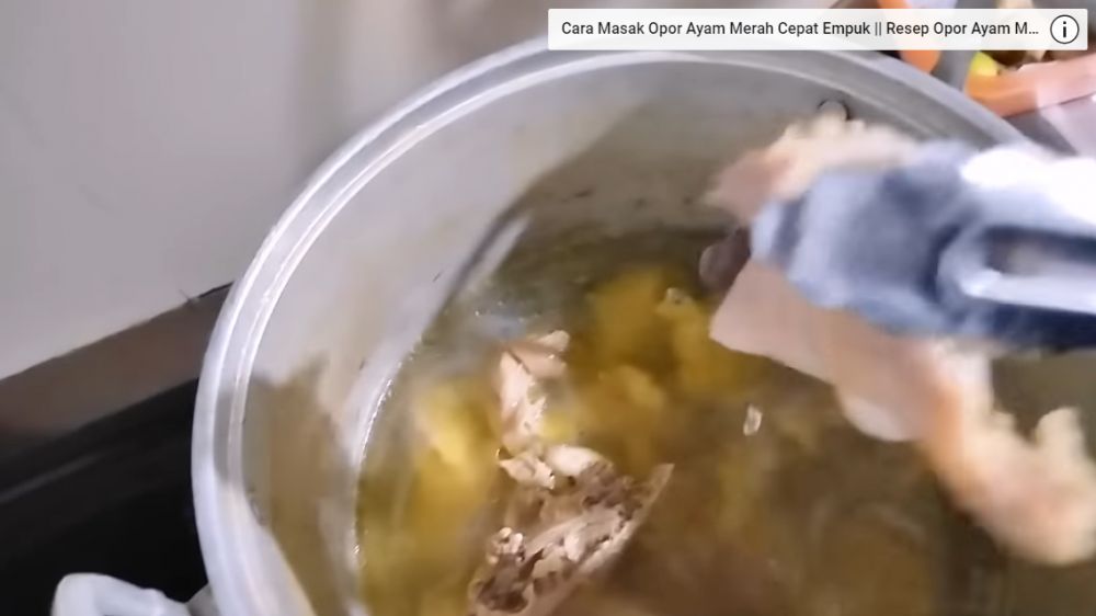 Cukup 12 menit, begini trik merebus ayam merah agar empuk pakai 2 bumbu dapur