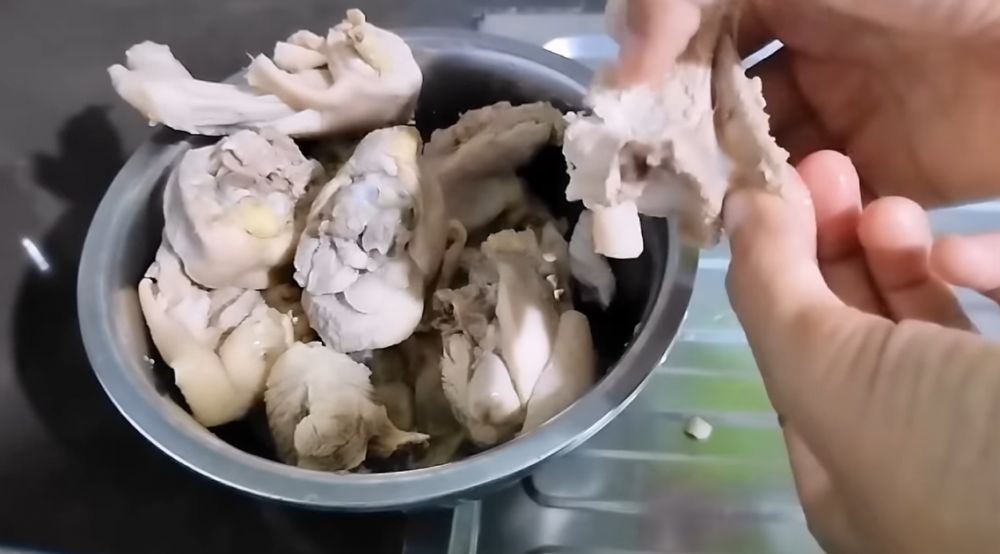 Cukup 12 menit, begini trik merebus ayam merah agar empuk pakai 2 bumbu dapur