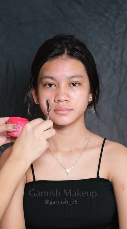 wanita tanpa pakai foundation © TikTok