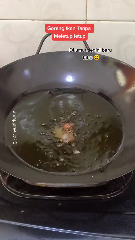 Nggak cuma pakai tepung terigu, ini trik goreng ikan agar matang merata dan minyak nggak meletup-letup