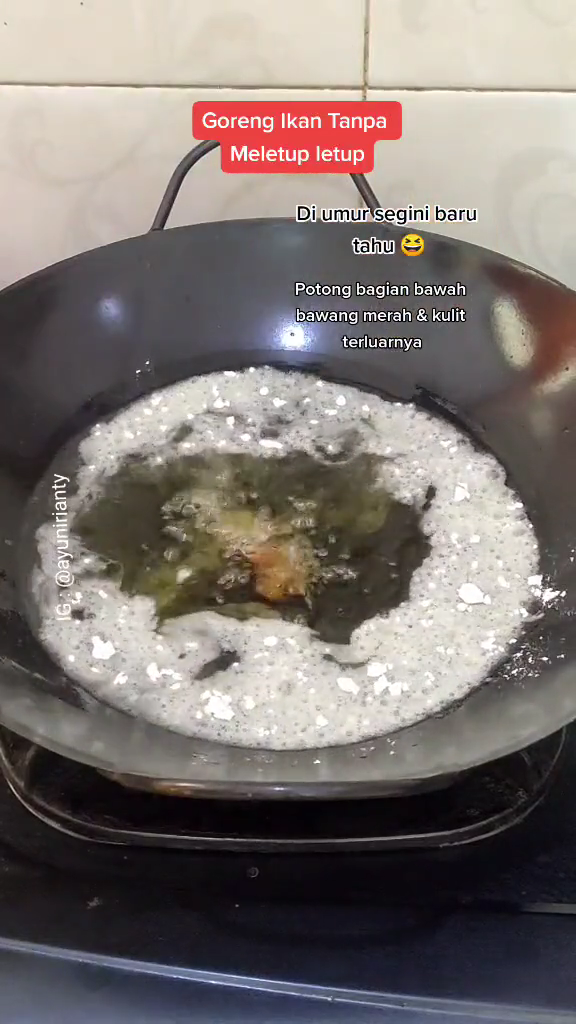 Nggak cuma pakai tepung terigu, ini trik goreng ikan agar matang merata dan minyak nggak meletup-letup