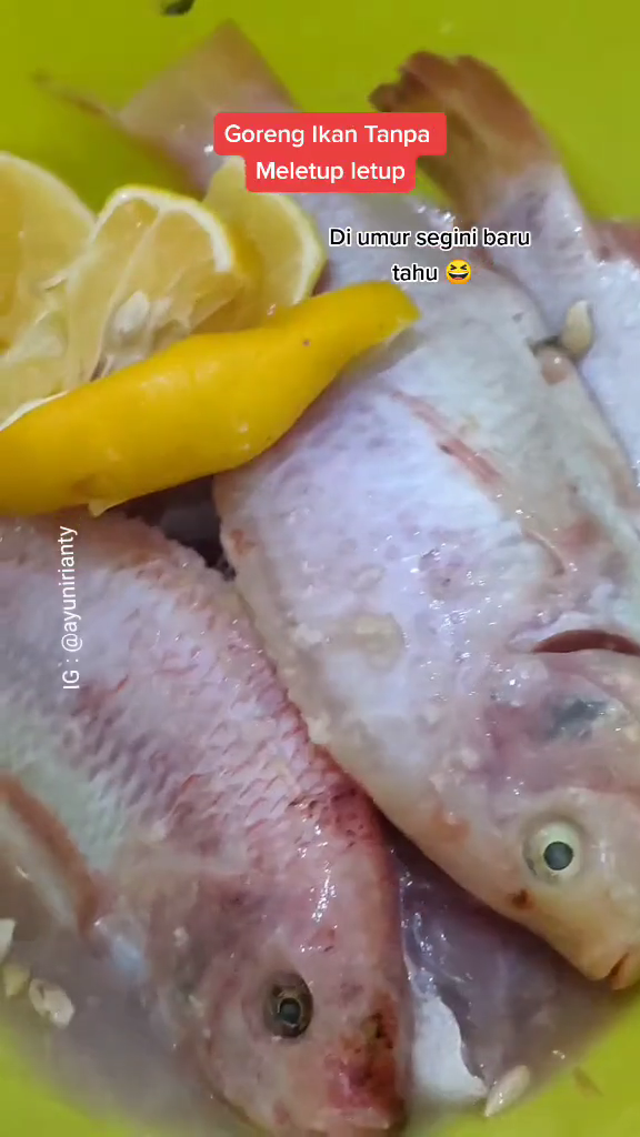 Nggak cuma pakai tepung terigu, ini trik goreng ikan agar matang merata dan minyak nggak meletup-letup