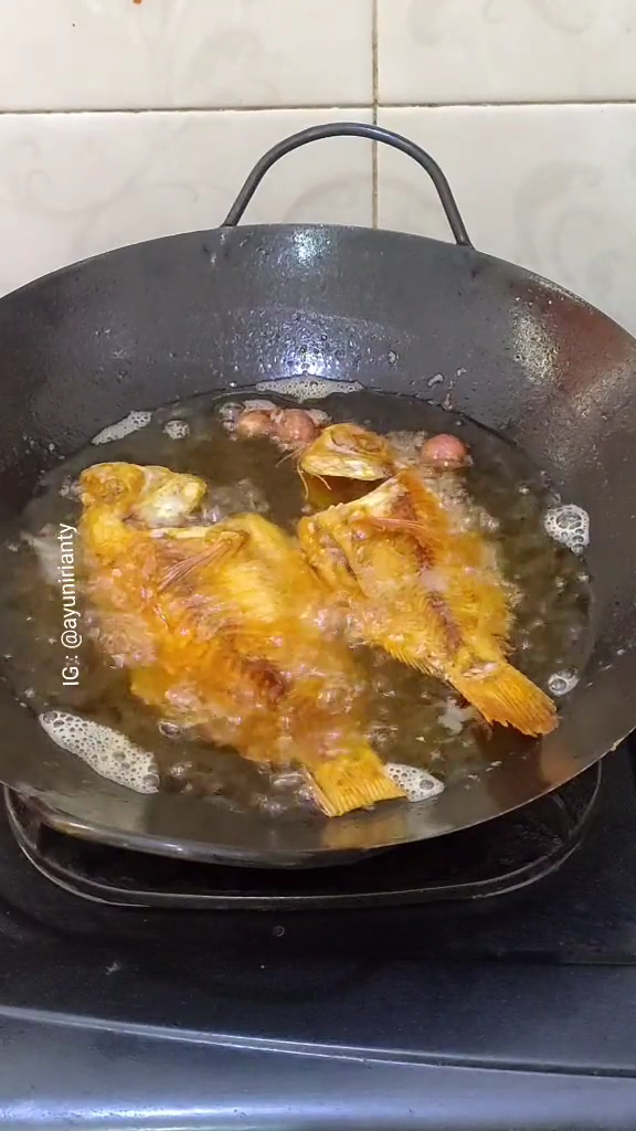 Nggak cuma pakai tepung terigu, ini trik goreng ikan agar matang merata dan minyak nggak meletup-letup