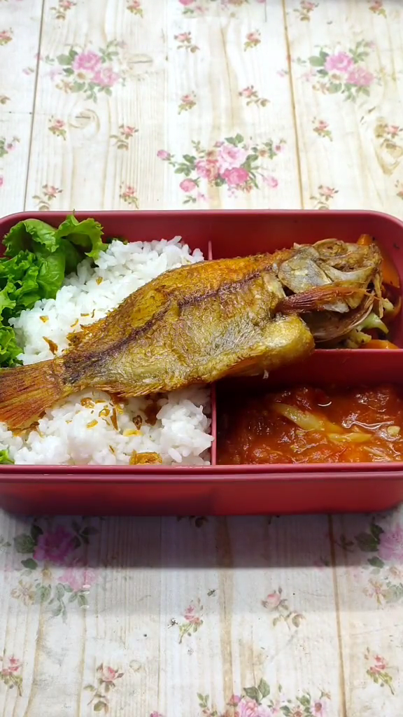 Nggak cuma pakai tepung terigu, ini trik goreng ikan agar matang merata dan minyak nggak meletup-letup