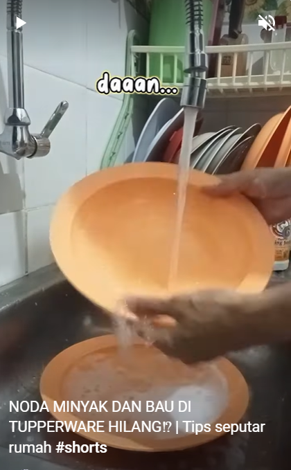 Jangan cuma dicuci, begini cara menghilangkan minyak dan bau membandel di piring plastik