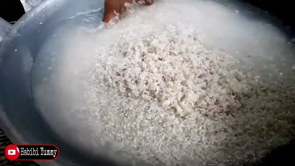 Tanpa mengurangi takaran airnya, ini cara bikin nasi pera yang kering dan kepyar dari beras pulen