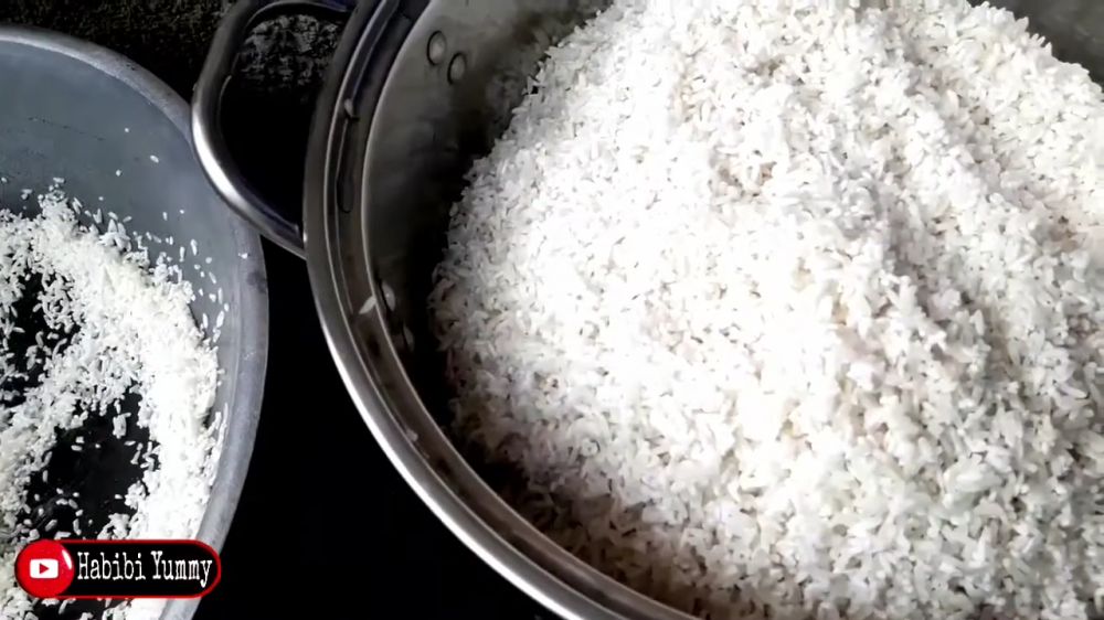 Tanpa mengurangi takaran airnya, ini cara bikin nasi pera yang kering dan kepyar dari beras pulen