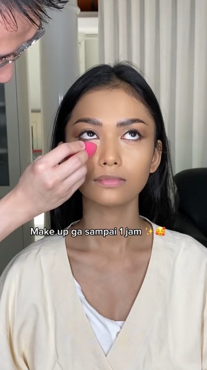 wanita dimakeup gaya artis Hollywood © TikTok
