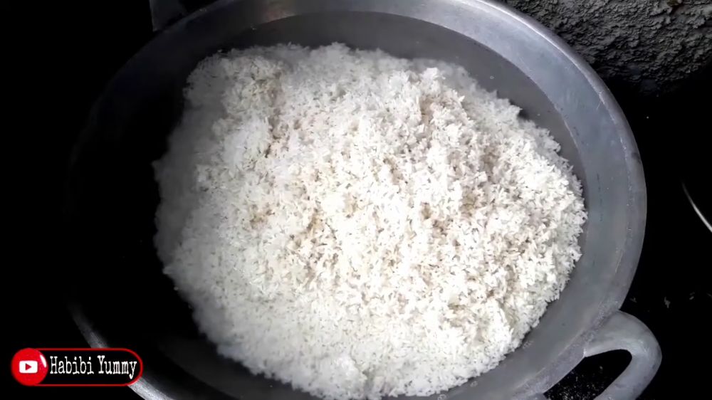 Tanpa mengurangi takaran airnya, ini cara bikin nasi pera yang kering dan kepyar dari beras pulen