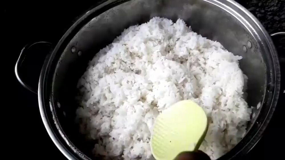 Tanpa mengurangi takaran airnya, ini cara bikin nasi pera yang kering dan kepyar dari beras pulen