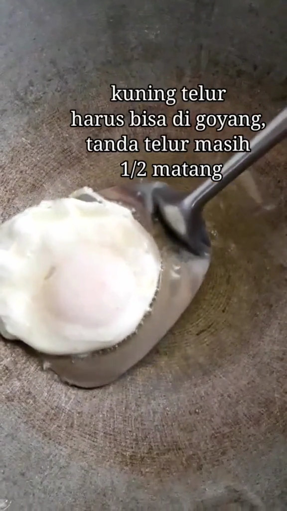 Bukan direbus, trik bikin telur ceplok setengah matang ala hotel yang cantik, lembut, dan antigagal