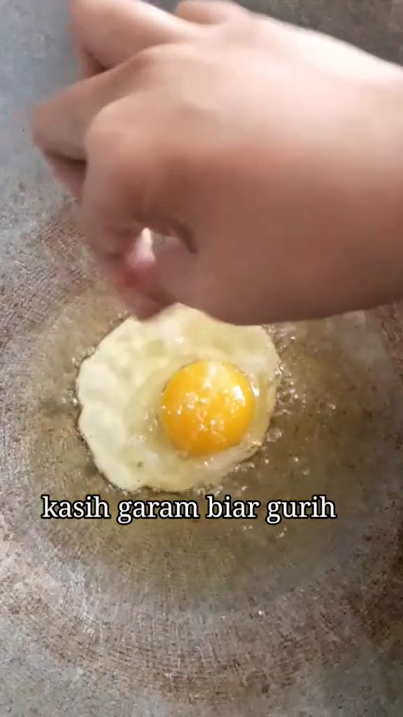 Bukan direbus, trik bikin telur ceplok setengah matang ala hotel yang cantik, lembut, dan antigagal