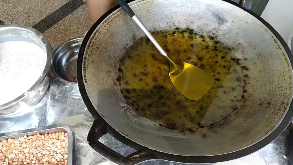 Tanpa teflon atau cetakan khusus, begini trik menggoreng rempeyek bulat agar hasilnya rapi