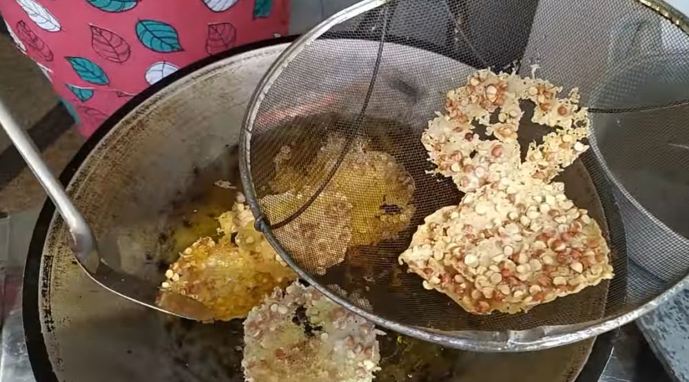 Tanpa teflon atau cetakan khusus, begini trik menggoreng rempeyek bulat agar hasilnya rapi