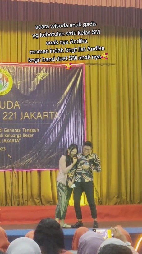 Momen Andika Kangen Band duet bareng anak saat acara wisuda SMP, kebersamaannya bikin haru