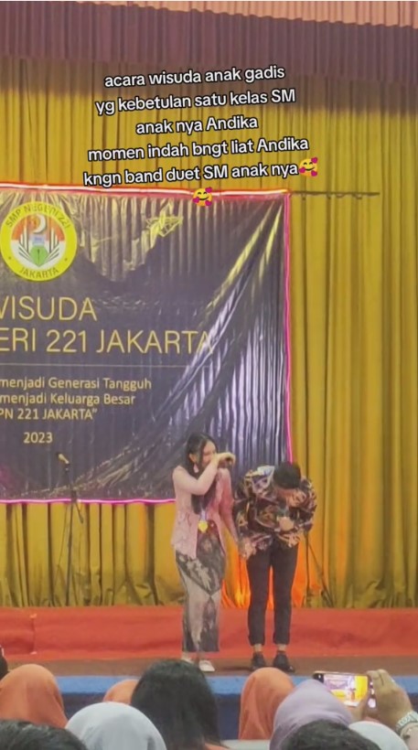 Momen Andika Kangen Band duet bareng anak saat acara wisuda SMP, kebersamaannya bikin haru