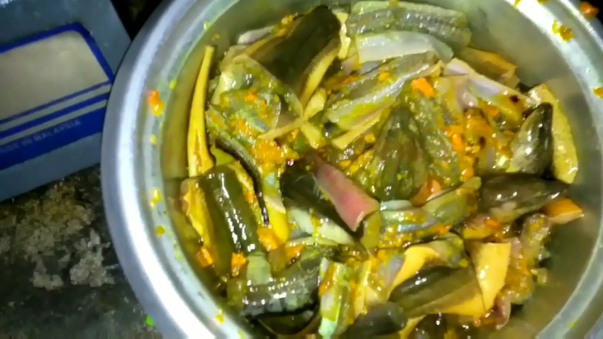 Tak perlu diberi tepung, ini cara menggoreng belut agar tak lengket di wajan