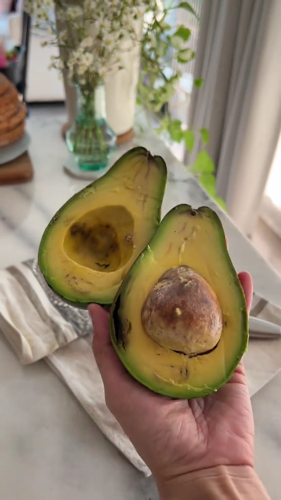 Nggak perlu dipotong, ini cara simpan alpukat agar dagingnya tak menghitam hingga 2 minggu
