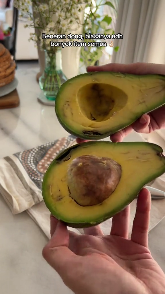 Nggak perlu dipotong, ini cara simpan alpukat agar dagingnya tak menghitam hingga 2 minggu