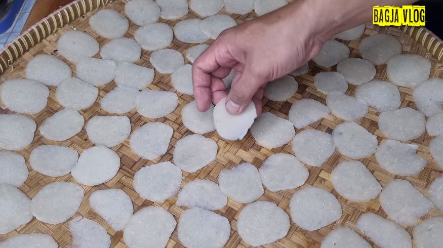Jangan langsung dibuang, ini cara bikin kerupuk yang mekar dan renyah tahan lama dari nasi sisa