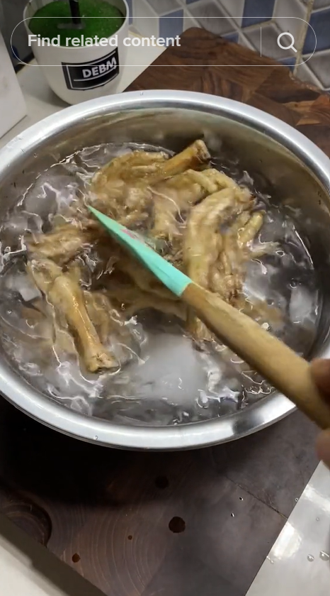 Bukan direbus, ini trik cepat mengempukkan ceker supaya lebih hemat gas