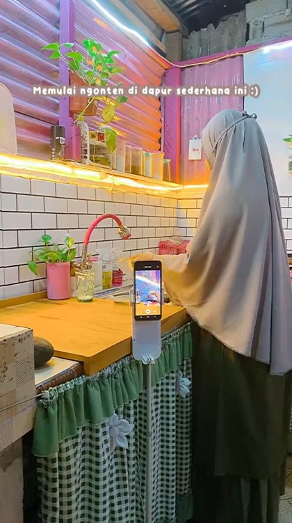Dapur pink dinding seng jadi estetik © TikTok