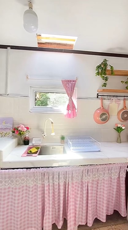 Dapur pink dinding seng jadi estetik © TikTok Dapur pink dinding seng jadi estetik © TikTok