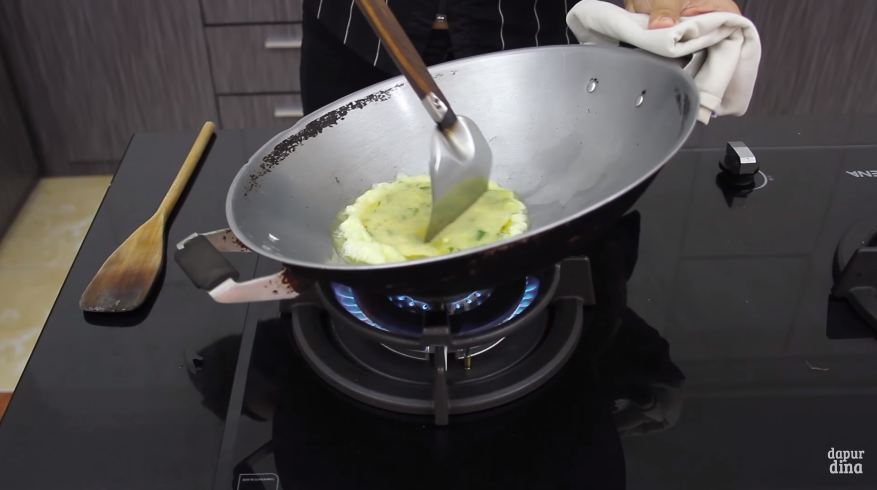 Tanpa tambahan tepung terigu, ini trik bikin telur dadar segitiga agar lebih tebal dan kian cantik