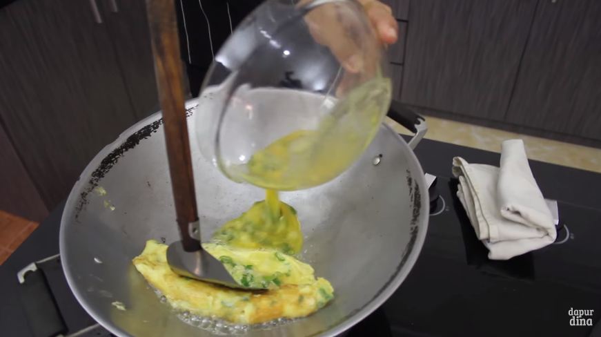 Tanpa tambahan tepung terigu, ini trik bikin telur dadar segitiga agar lebih tebal dan kian cantik