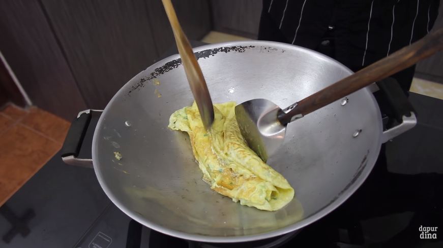 Tanpa tambahan tepung terigu, ini trik bikin telur dadar segitiga agar lebih tebal dan kian cantik