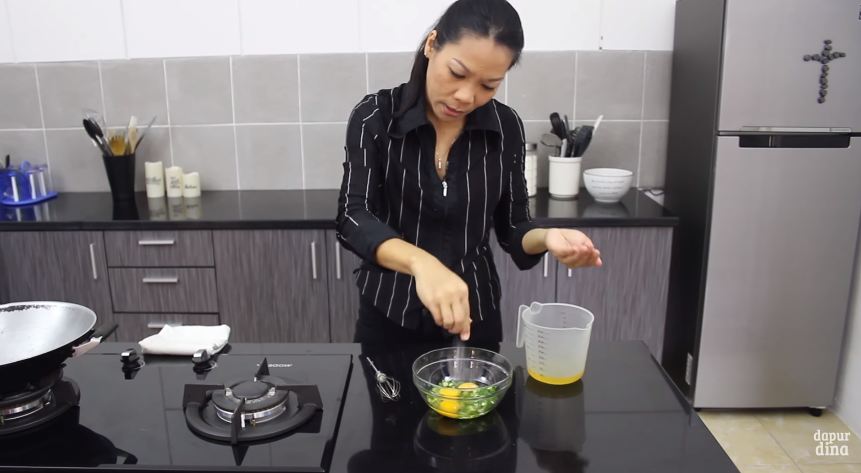 Tanpa tambahan tepung terigu, ini trik bikin telur dadar segitiga agar lebih tebal dan kian cantik