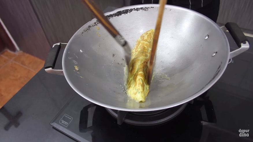 Tanpa tambahan tepung terigu, ini trik bikin telur dadar segitiga agar lebih tebal dan kian cantik