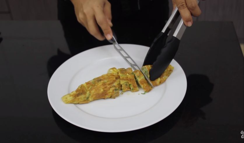 Tanpa tambahan tepung terigu, ini trik bikin telur dadar segitiga agar lebih tebal dan kian cantik