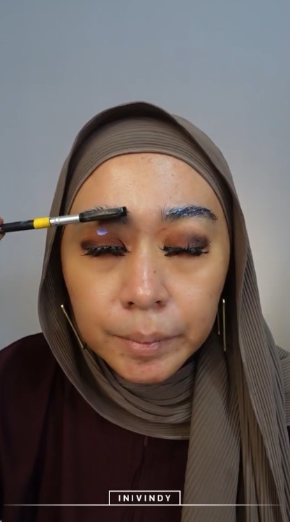 wanita rias wajahnya sambil merem © TikTok