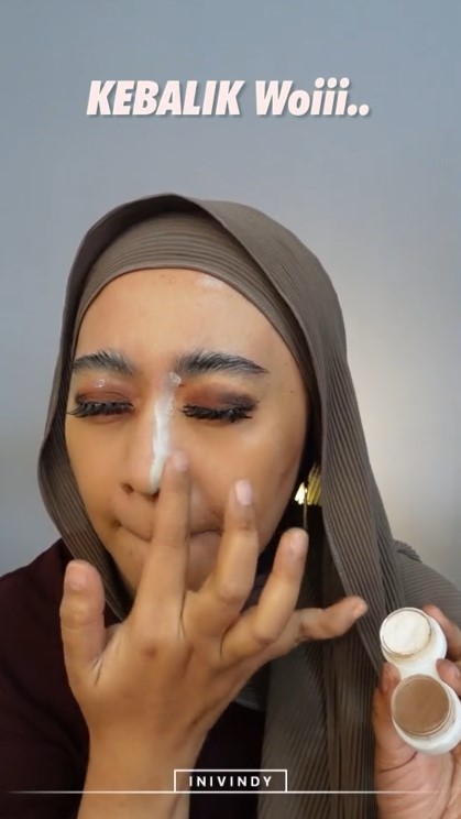 wanita rias wajahnya sambil merem © TikTok