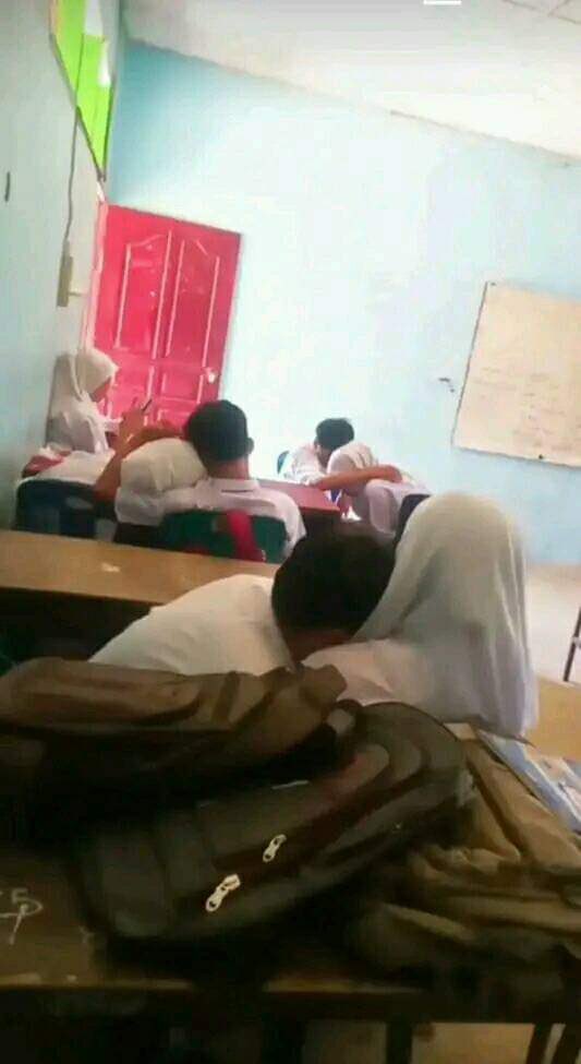 Potret kelakuan pelajar di kelas Berbagai sumber Potret kelakuan pelajar di kelas Berbagai sumber
