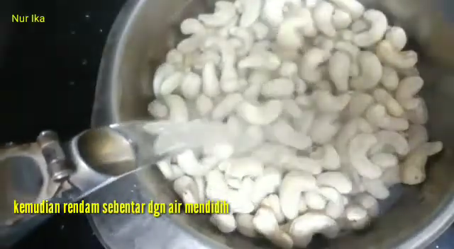 Tanpa perlu direbus dulu, ini cara praktis memanggang kacang mete supaya renyah, gurih, dan tahan lama
