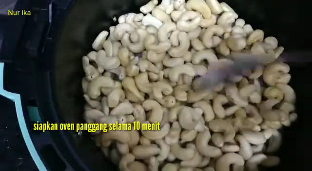 Tanpa perlu direbus dulu, ini cara praktis memanggang kacang mete supaya renyah, gurih, dan tahan lama
