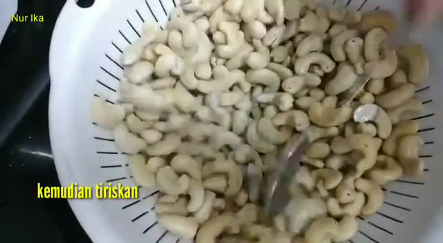 Tanpa perlu direbus dulu, ini cara praktis memanggang kacang mete supaya renyah, gurih, dan tahan lama