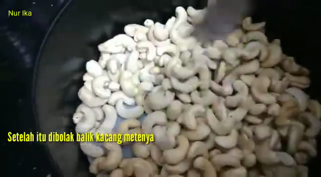 Tanpa perlu direbus dulu, ini cara praktis memanggang kacang mete supaya renyah, gurih, dan tahan lama