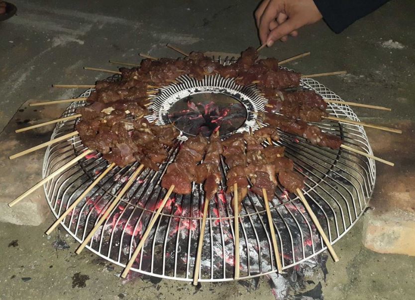 Potret kocak cara orang makan sate Berbagai sumber