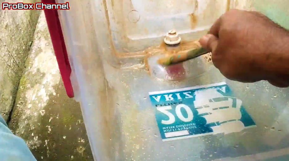 Tanpa sabun dan baking soda, ini cara ampuh hilangkan kerak di wadah plastik agar bersih seperti baru