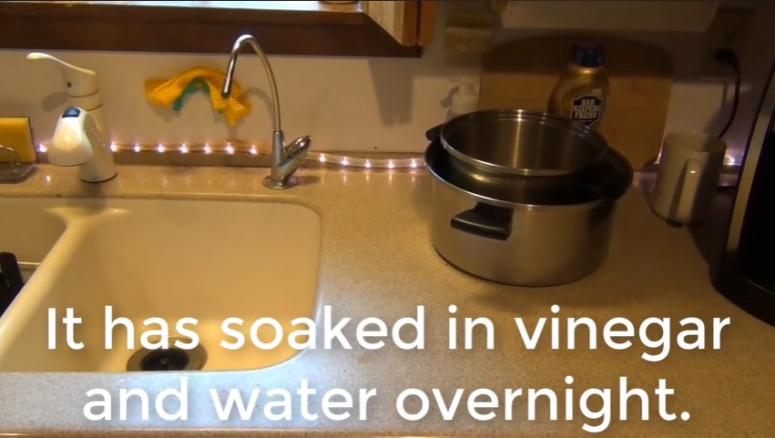 Cuma pakai 1 bahan dapur, begini cara hilangkan noda gosong di bagian luar panci