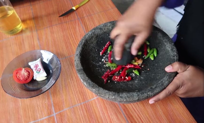 Nggak perlu digoreng, ini cara bikin sambal terasi supaya tak langu dan nggak cepat basi