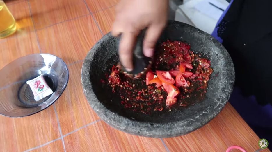 Nggak perlu digoreng, ini cara bikin sambal terasi supaya tak langu dan nggak cepat basi