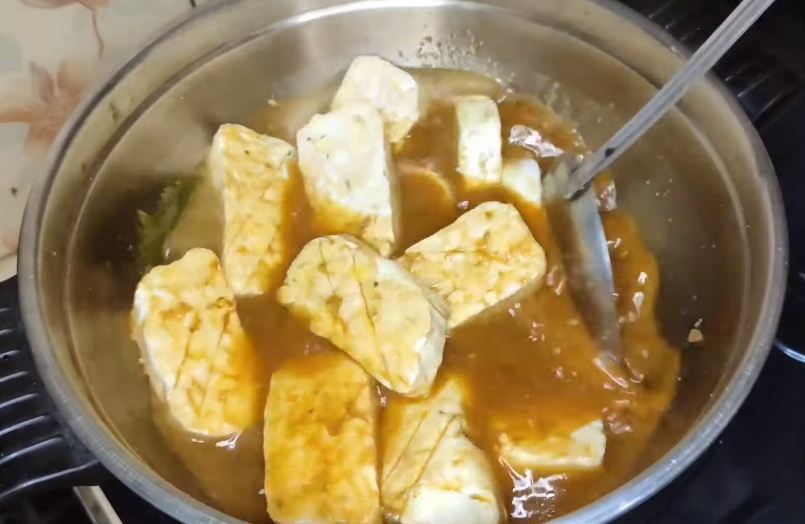 Trik mudah bikin tempe bacem agar hasilnya utuh, nggak menyerap banyak minyak, dan antigosong