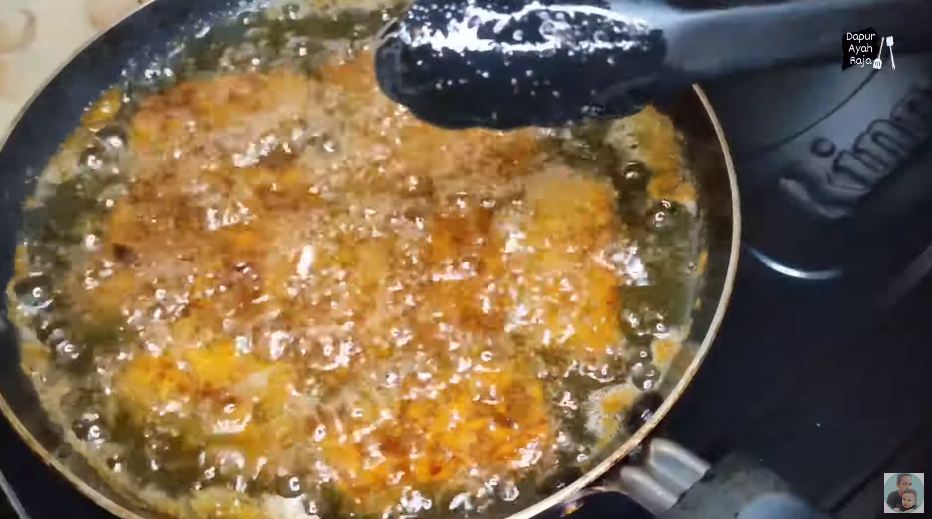 Trik mudah bikin tempe bacem agar hasilnya utuh, nggak menyerap banyak minyak, dan antigosong