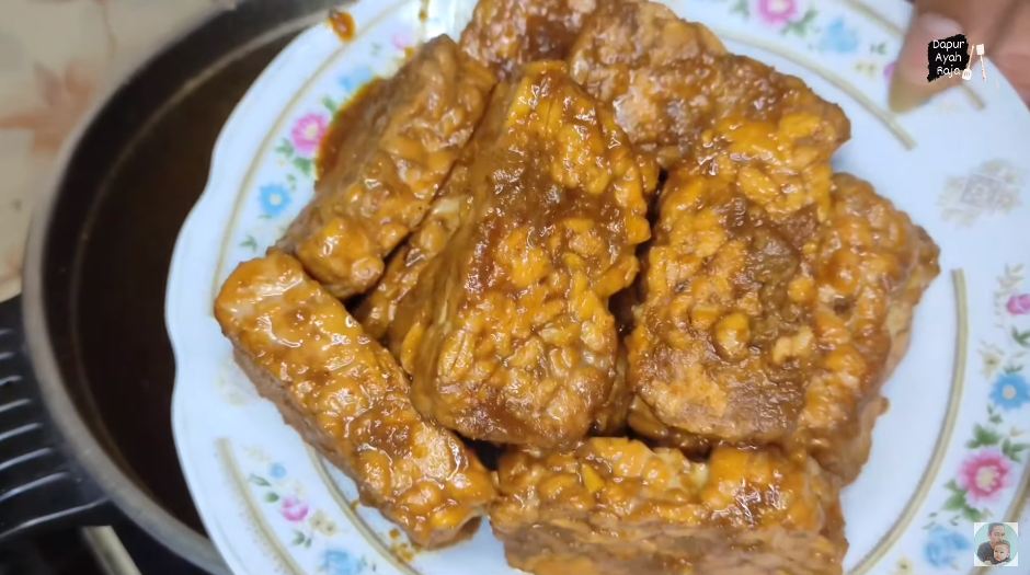 Trik mudah bikin tempe bacem agar hasilnya utuh, nggak menyerap banyak minyak, dan antigosong