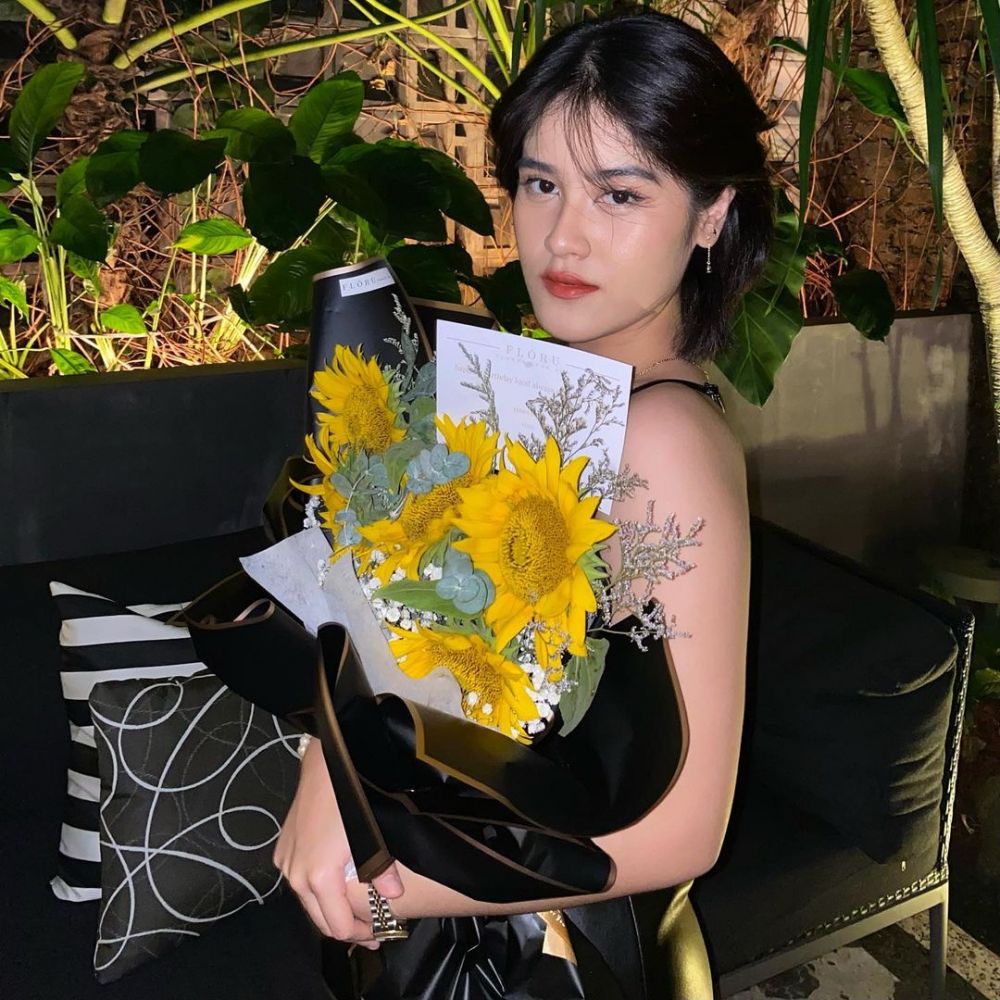 Ashira Zamita Teir foto bareng B.J. Habibie © berbagai sumber